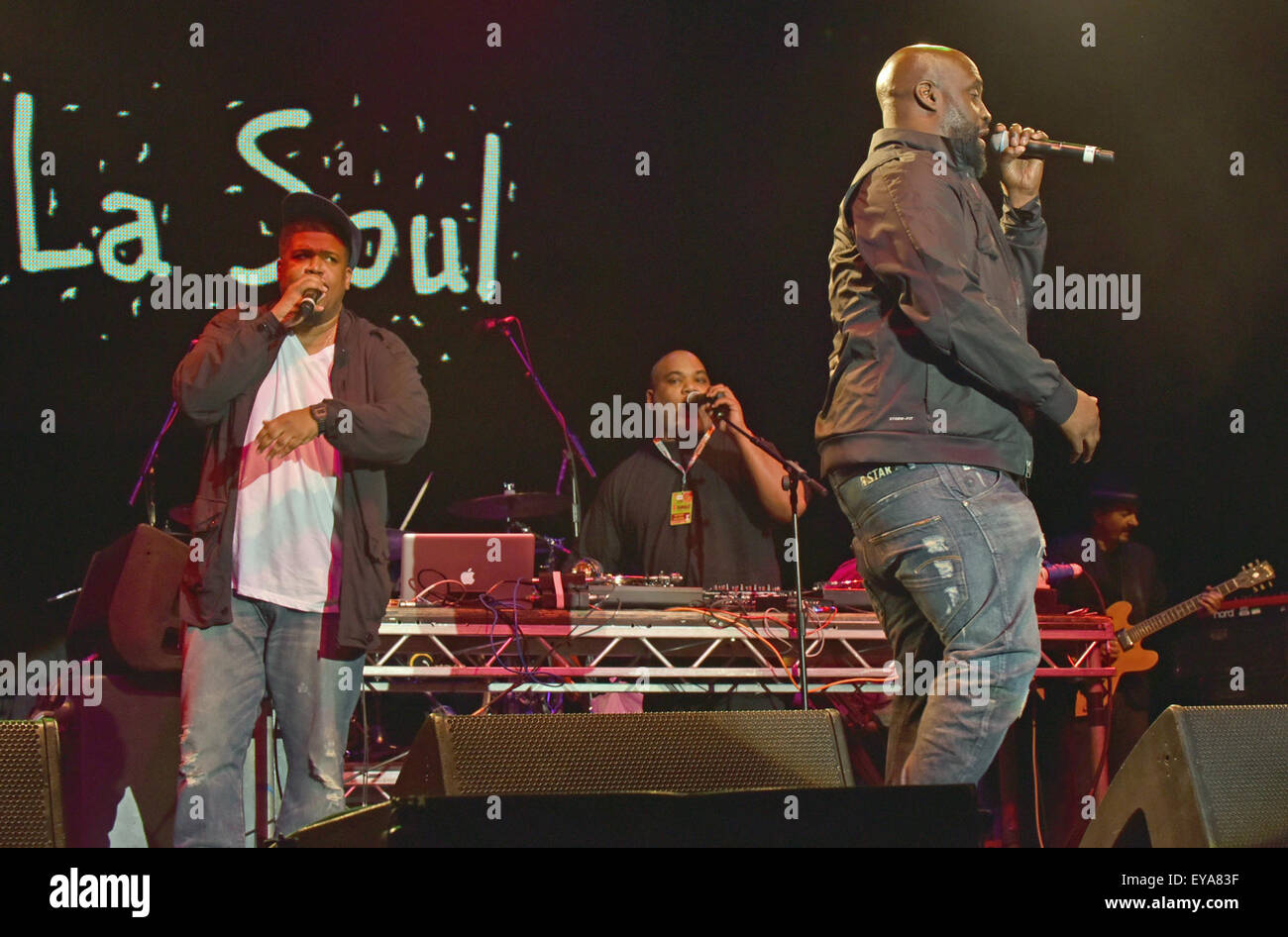 WOMAD Festival, Charlton Park, Wiltshire, UK. 24. Juli 2015.  Bild: Womad Festival Charlton Park Wiltshire: De La Soul, Posdnuos, Dave & Maseo, auf der Open Air Bühne. Date24/07/2015 Ref: Credit: Charlie Bryan/Alamy Live News Stockfoto