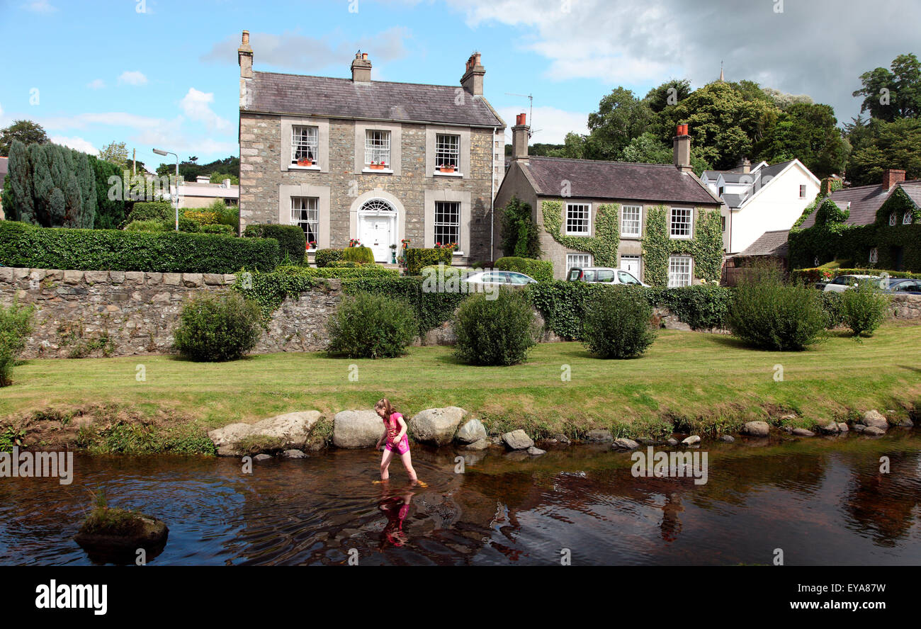 Mädchen, die Polsterung im Fluss Kilbroney, Rostrevor, County Down, Irland Stockfoto