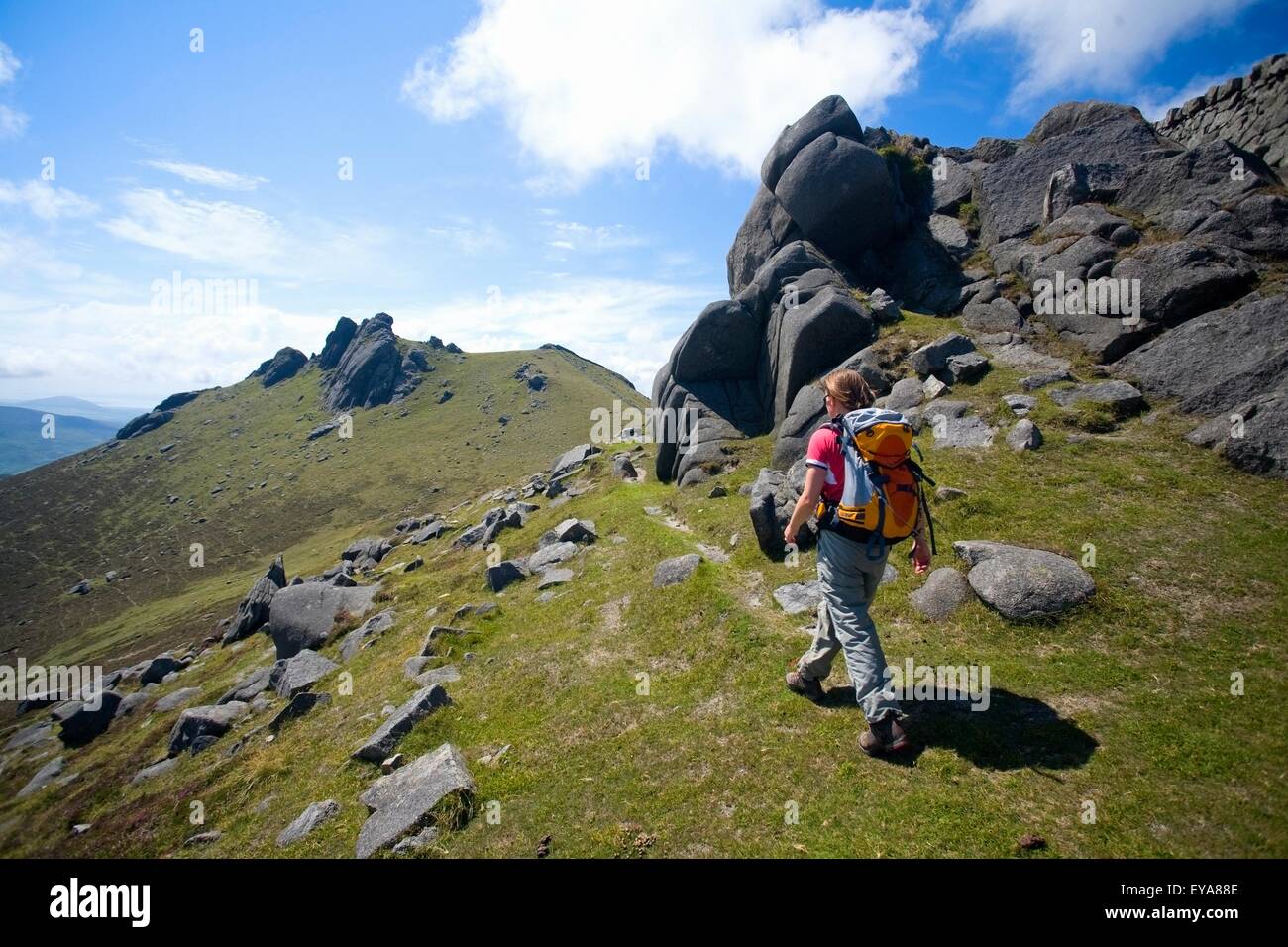 Mourne Mountains, Co Down, Nordirland; Wanderer, vorbei an den nördlichen Tor des Slieve Bearnagh Stockfoto