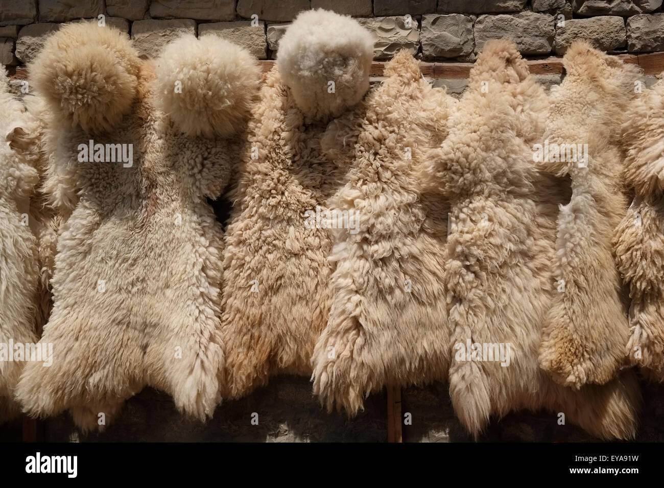 Schaffell Kleidungsstück bezeichnet Papakha auch bekannt als Astrachan Hut  in englischer Sprache, eine Wollmütze, getragen von den Männern im gesamten  Kaukasus. Aserbaidschan Stockfotografie - Alamy