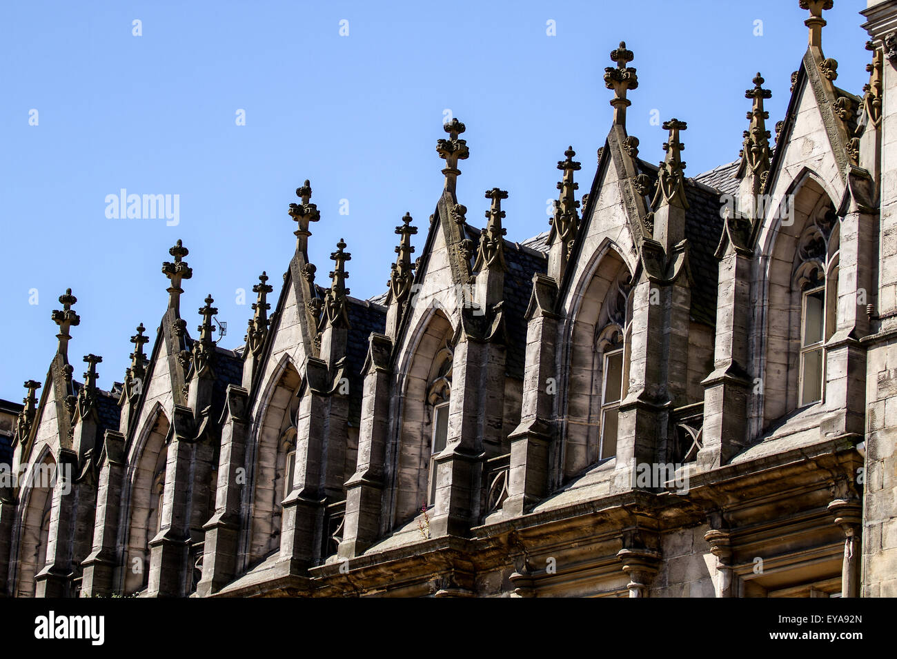 Sonne reflektiert Schatten über Reihen von flämischen Neo-gotischen Stil Rundbogenfenster auf einem 1800 schottischen Gebäude in Dundee, Großbritannien Stockfoto