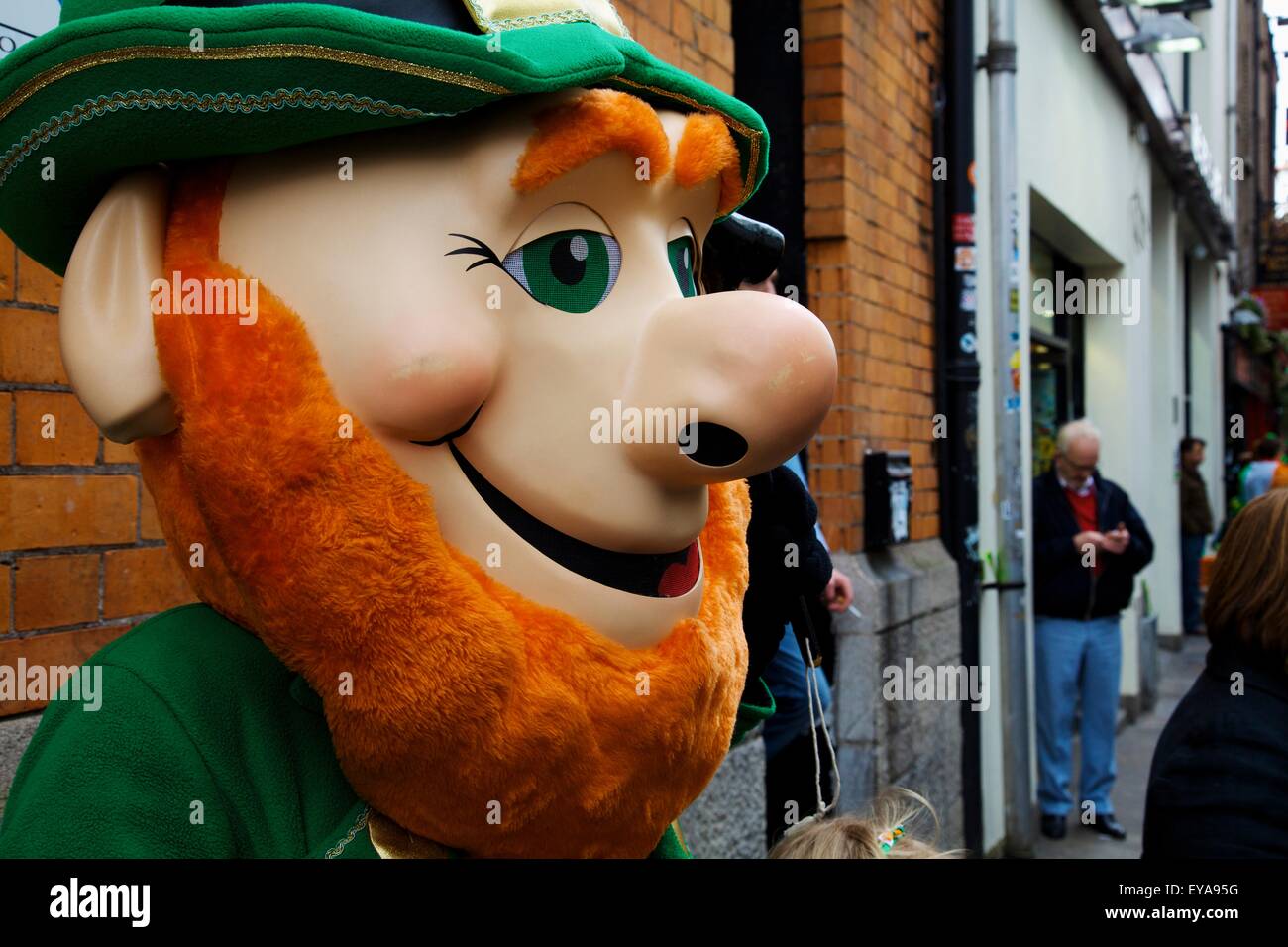 Dublin, Irland; Ein Kobold auf der Straße für St. Patricks Day Stockfoto