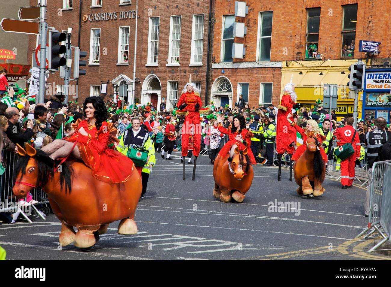 Dublin, Irland; Frauen In Kostümen reiten Pferde In einer Parade auf der O' Connell Street vorgeben Stockfoto