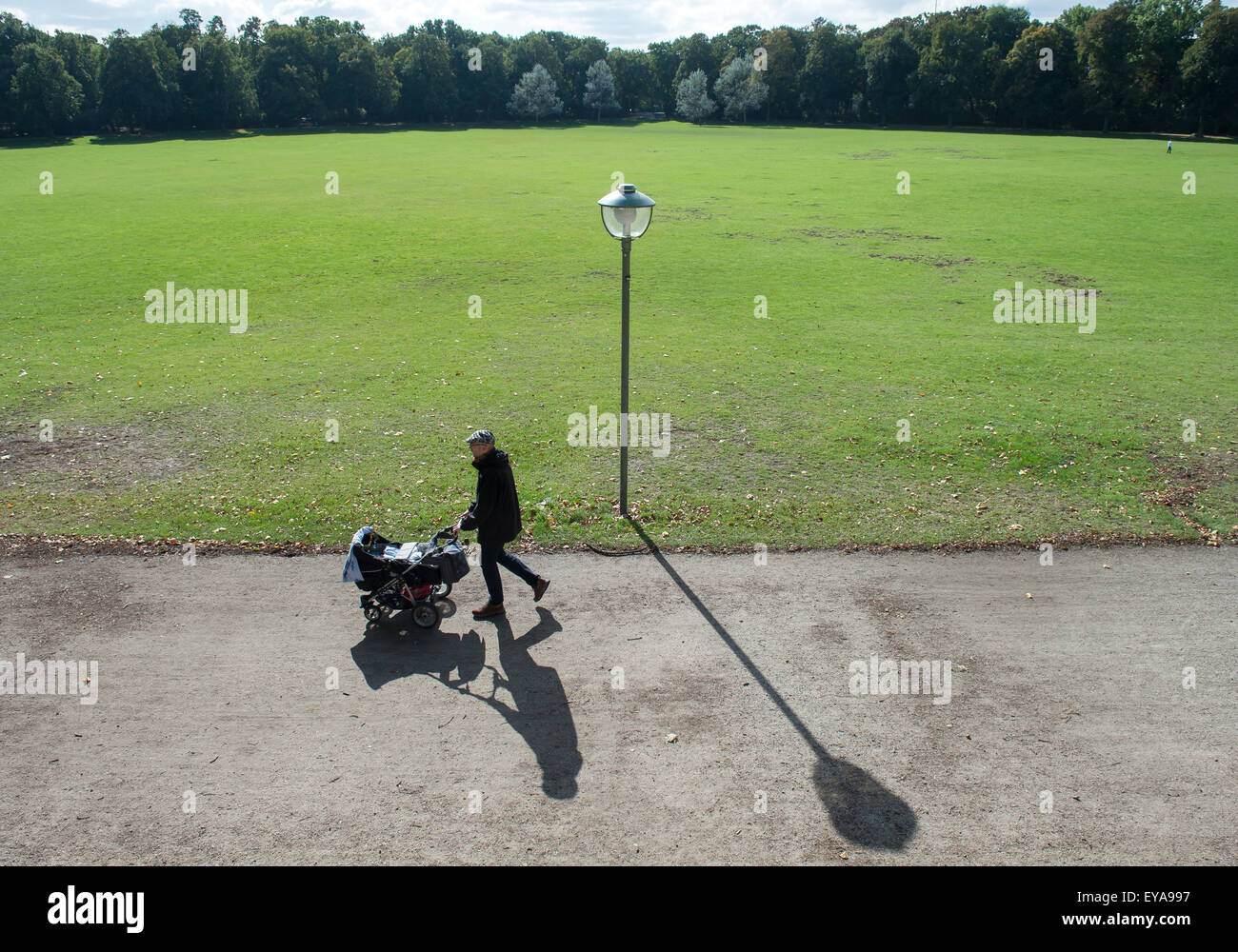 Berlin, Deutschland, Wanderer mit Kinderwagen im Schillerpark in Berlin-Wedding Stockfoto