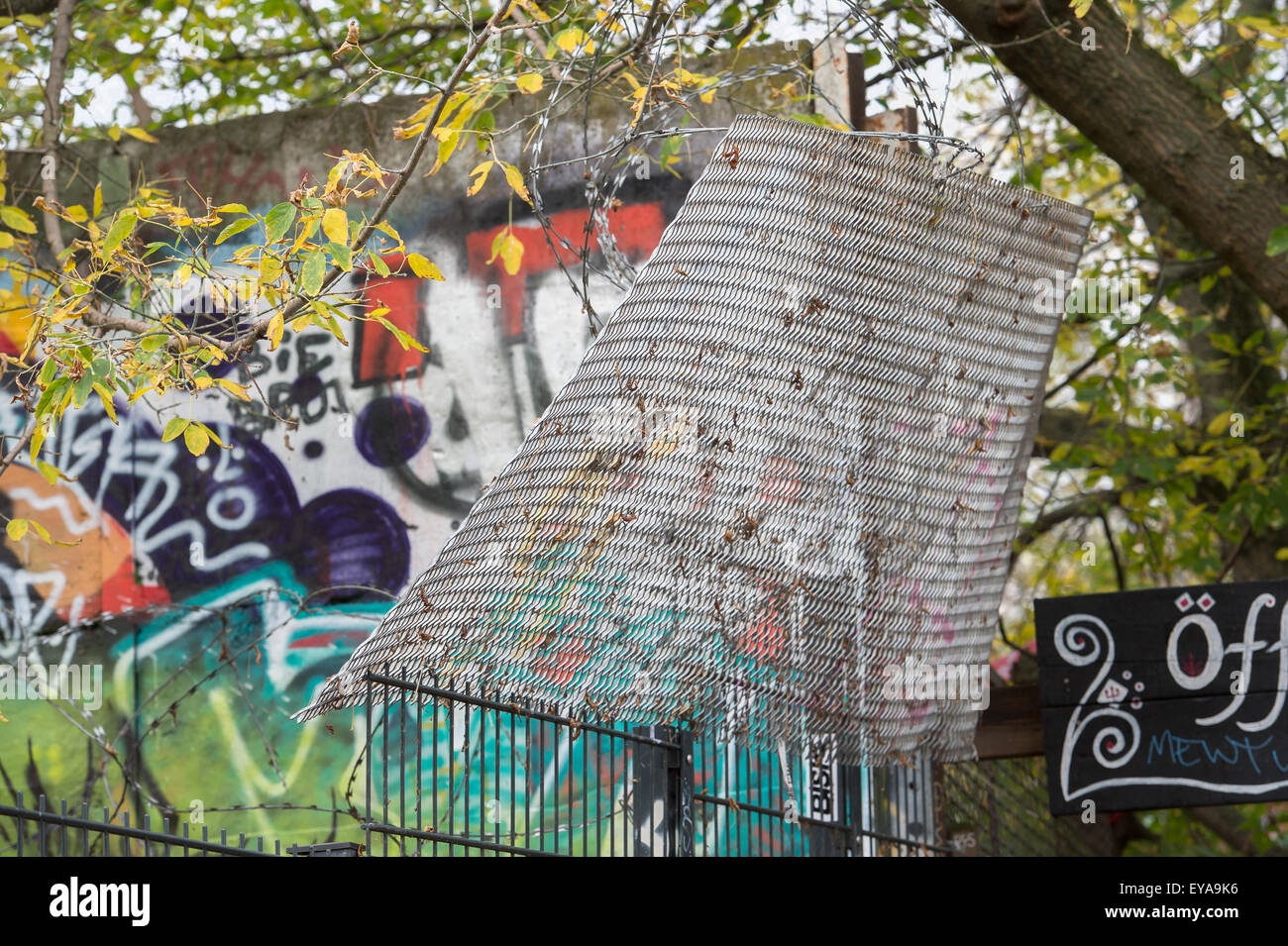 Berlin, Deutschland, blockieren die erhaltenen Teile der Berliner Mauer am Holz Ufer in Berlin-Mitte Stockfoto