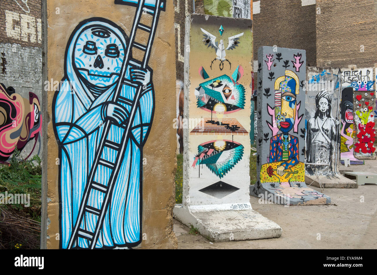 Berlin, Deutschland, Wandsegmente mit Graffiti in der Köpenicker Str. In Berlin-Mitte Stockfoto