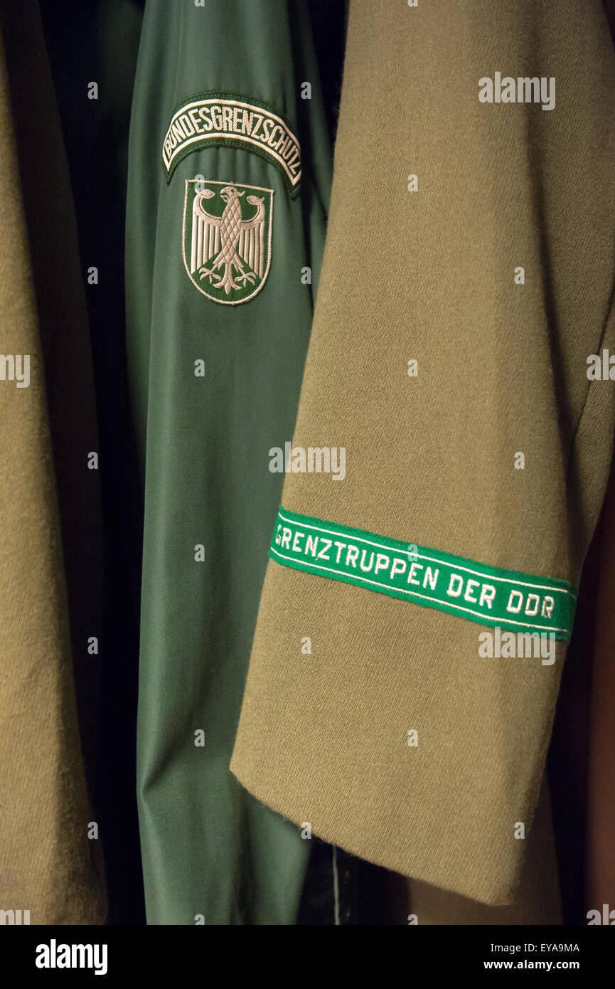 Berlin, Deutschland, Uniformen von Bundesrepublik und DDR Grenzwächter Stockfoto