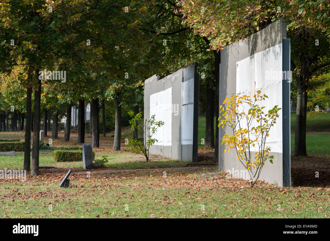 Berlin, Deutschland, Segmente der Berliner Mauer auf dem Gelände der alten Garnisionfriedhof in Berlin-Mitte Stockfoto