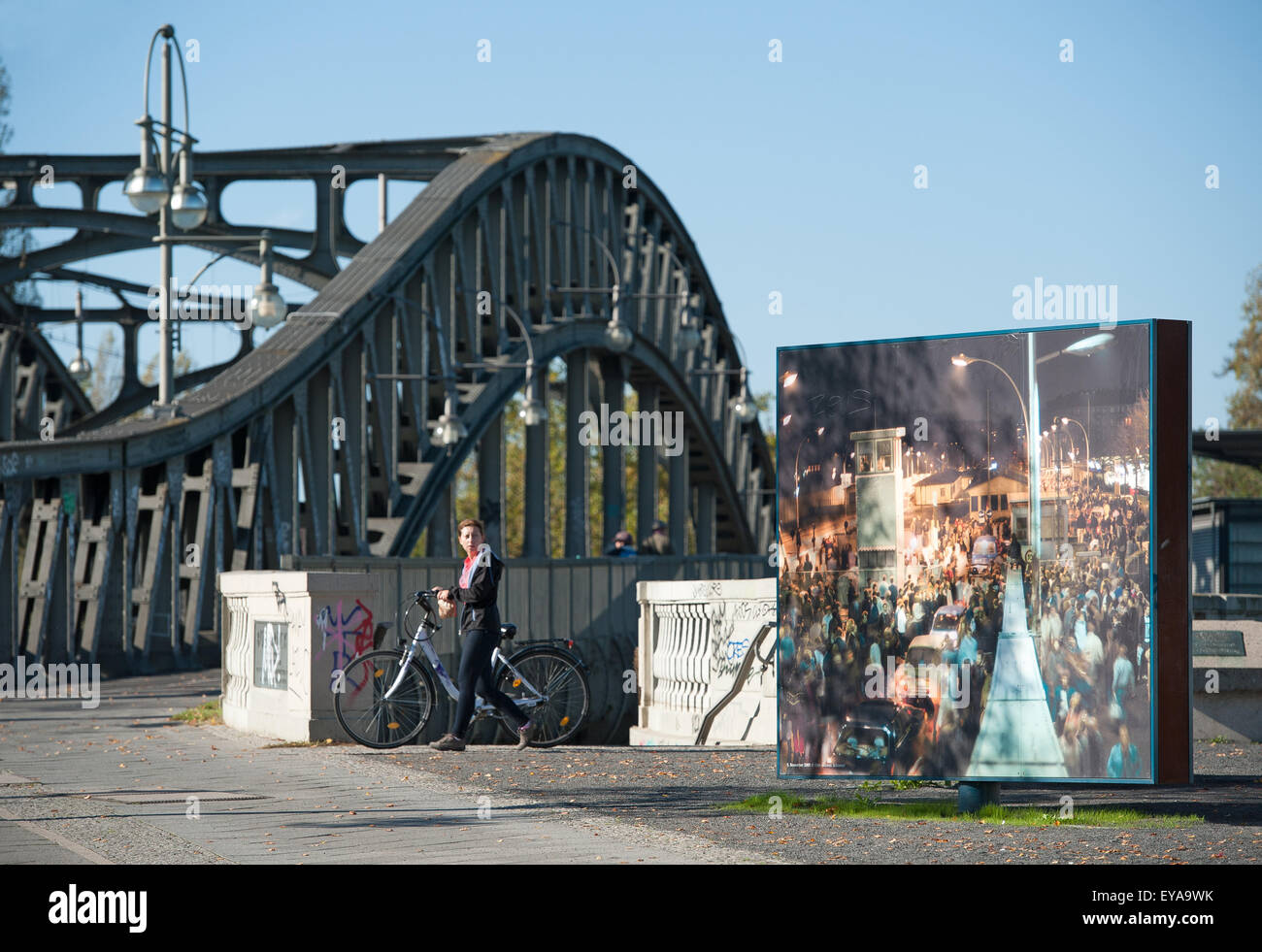 Berlin, Deutschland, die Bornholmer Bruecke am ehemaligen Grenzübergang Bornholmer Str. Mit Plakette Stockfoto