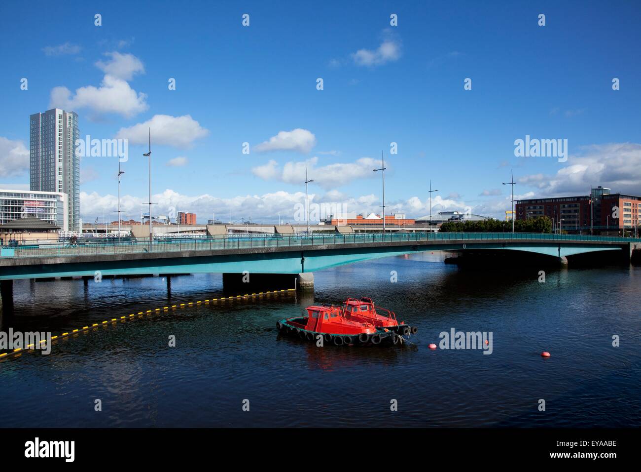 Ein Boot und Brücke über Fluss Lagan; Belfast, Grafschaft Antrim, Irland Stockfoto