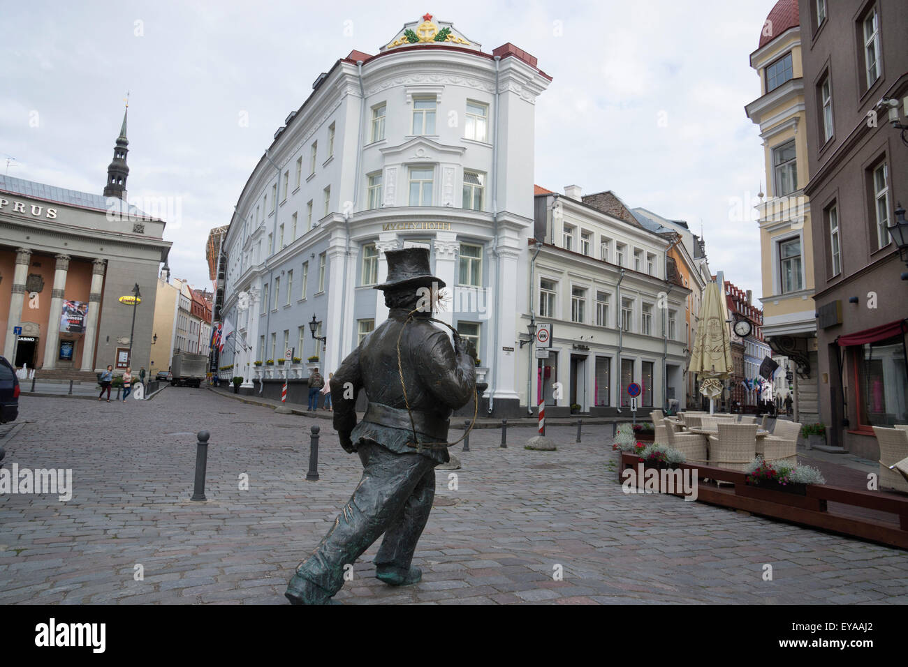 Eine Statue von einem Schornsteinfeger steht auf einem Platz am Rande der Altstadt von Tallinn, Estland. Stockfoto