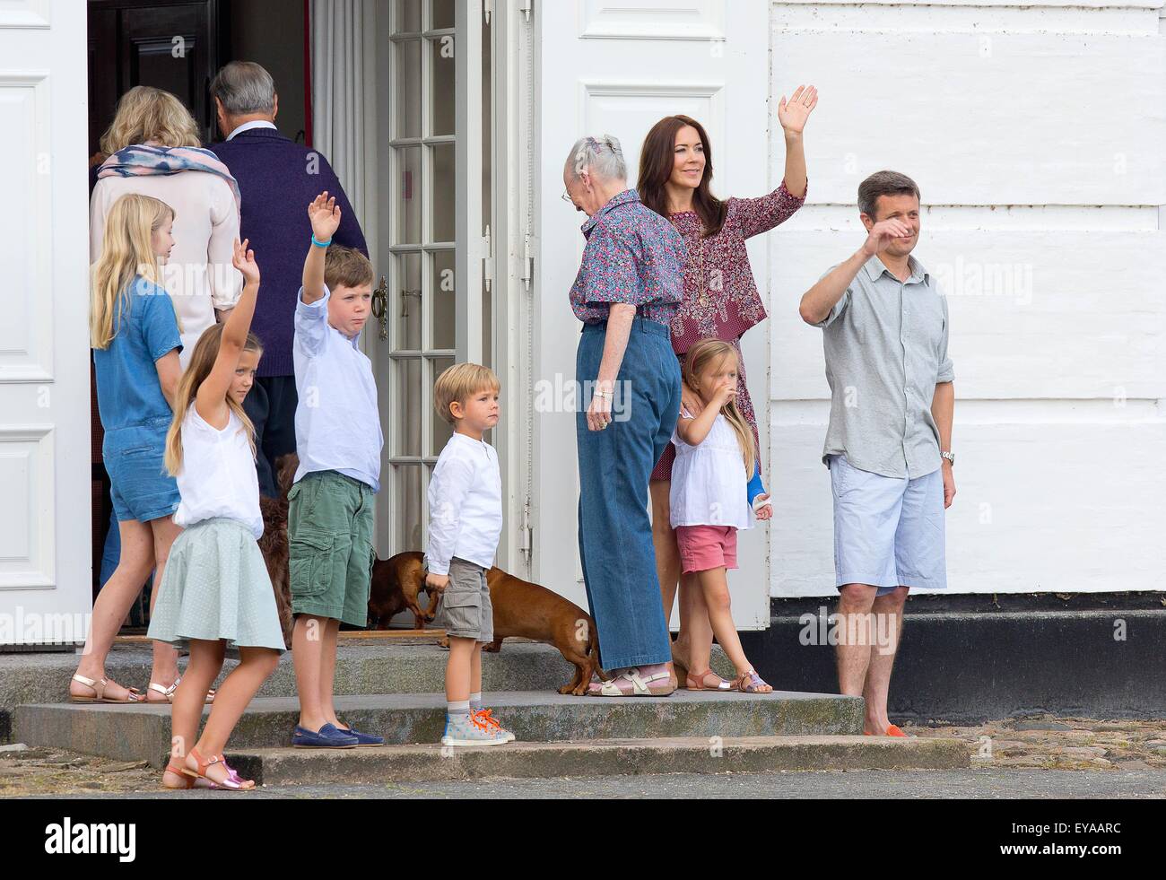 Gråsten, 24.07.2015 Königin Margrethe, Prinz Henrik, Fredrik Kronprinz, Kronprinzessin Mary, Prinz Christian, Prinzessin Isabella, Prinz Vincent und Prinzessin Josephine, Prinzessin Alexandra Zu Sayn-Wittgenstein-Berleburg, Graf Jefferson, Graf Friedrich Richard Oscar Jefferson und Lady Ingrid Alexandra Irma Astrid Benedikte besuchen die Wachablösung bei Gråsten Palast RPE/Albert Nieboer/Niederlande OUT - NO-Draht-Dienst - Stockfoto