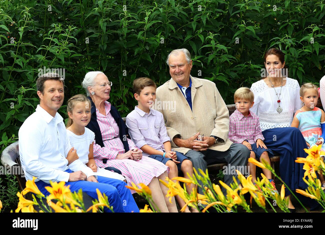 Gråsten, 25.07.2015 Königin Margrethe, Prinz Henrik, Kronprinz Fredrik, Kronprinzessin Mary, Prinz Christian, Prinzessin Isabella, Prinz Vincent und Prinzessin Josephine Queen Margrethe, Prinz Henrik, Fredrik Kronprinz, Kronprinzessin Mary, Prinz Christian, Prinzessin Isabella, Prinz Vincent und Prinzessin Josephine, Prinzessin Alexandra Zu Sayn-Wittgenstein-Berleburg, Graf Jefferson, Graf Friedrich Richard Oscar Jefferson und Lady Ingrid Alexandra Irma Astrid Benedikte und die Hunde Hellike , Tilia und großen Hund: Ella posieren für die Presse bei der jährlichen Fotosession in Gråsten Palast RPE/Albe Stockfoto