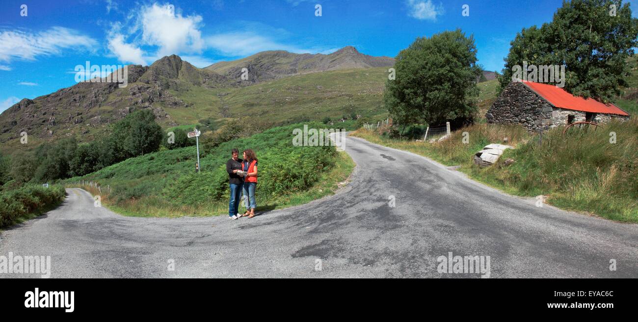 Ein paar steht auf der Straße von der Gap Of Dunloe ins Schwarze; Black Valley, County Kerry, Irland Stockfoto