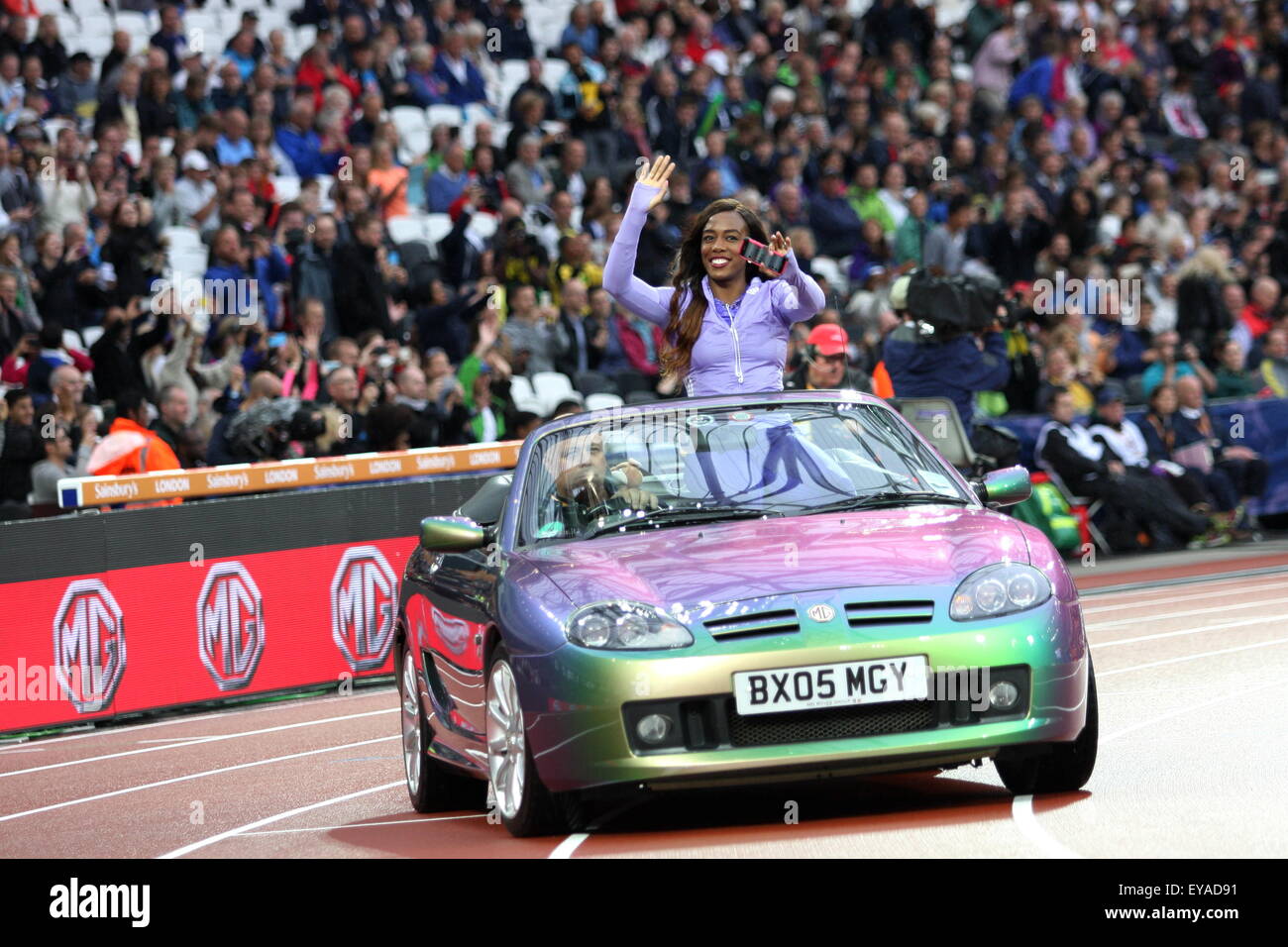 London, UK. 24. Juli 2015. Tiffany Porter tritt das Stadion am 1. Tag des Sainsburys Jubiläum Spiele Diamond League Event im Queen Elizabeth Olympic Park am 24. Juli 2015 in London, UK-Credit: Grant Burton/Alamy Live News Stockfoto