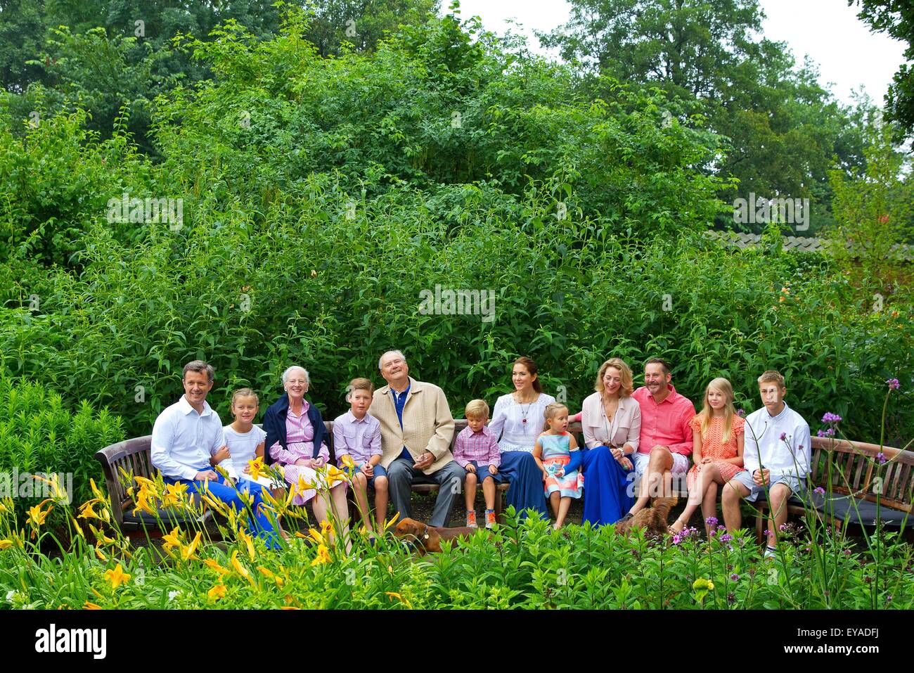 Gråsten, 25.07.2015 Königin Margrethe II, Prinz Henrik, Kronprinz Fredrik, Kronprinzessin Mary, Prinz Christian, Prinzessin Isabella, Prinz Vincent und Prinzessin Josephine, Prinzessin Alexandra Zu Sayn-Wittgenstein-Berleburg, Graf Jefferson, Graf Friedrich Richard Oscar Jefferson und Lady Ingrid Alexandra Irma Astrid Benedikte und ihren Hunden posieren für die Presse bei der jährlichen Fotosession bei Gråsten Palast RPE/Albert Nieboer/Niederlande OUT - NO-Draht-SERVICE- Stockfoto