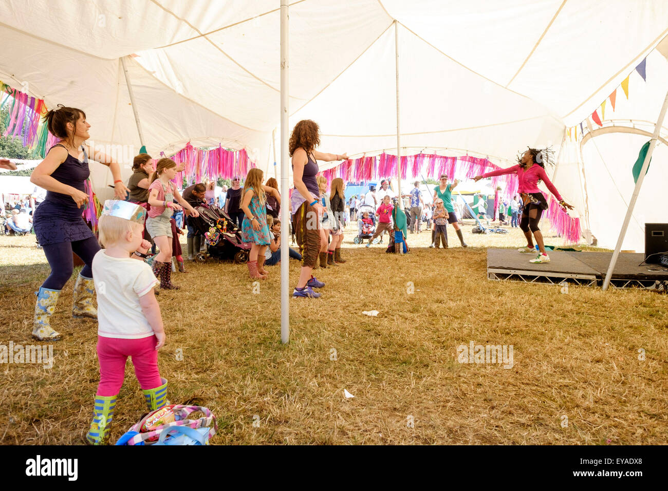 Atmosphäre beim WOMAD (World of Music, Arts and Dance) Festival in Charlton Park auf 25.07.2015 bei Charlton Park, Malmesbury.  Familie Zumba Training in das Chlidrens-Festival-Gelände. Bild von Julie Edwards/Alamy Live-Nachrichten Stockfoto