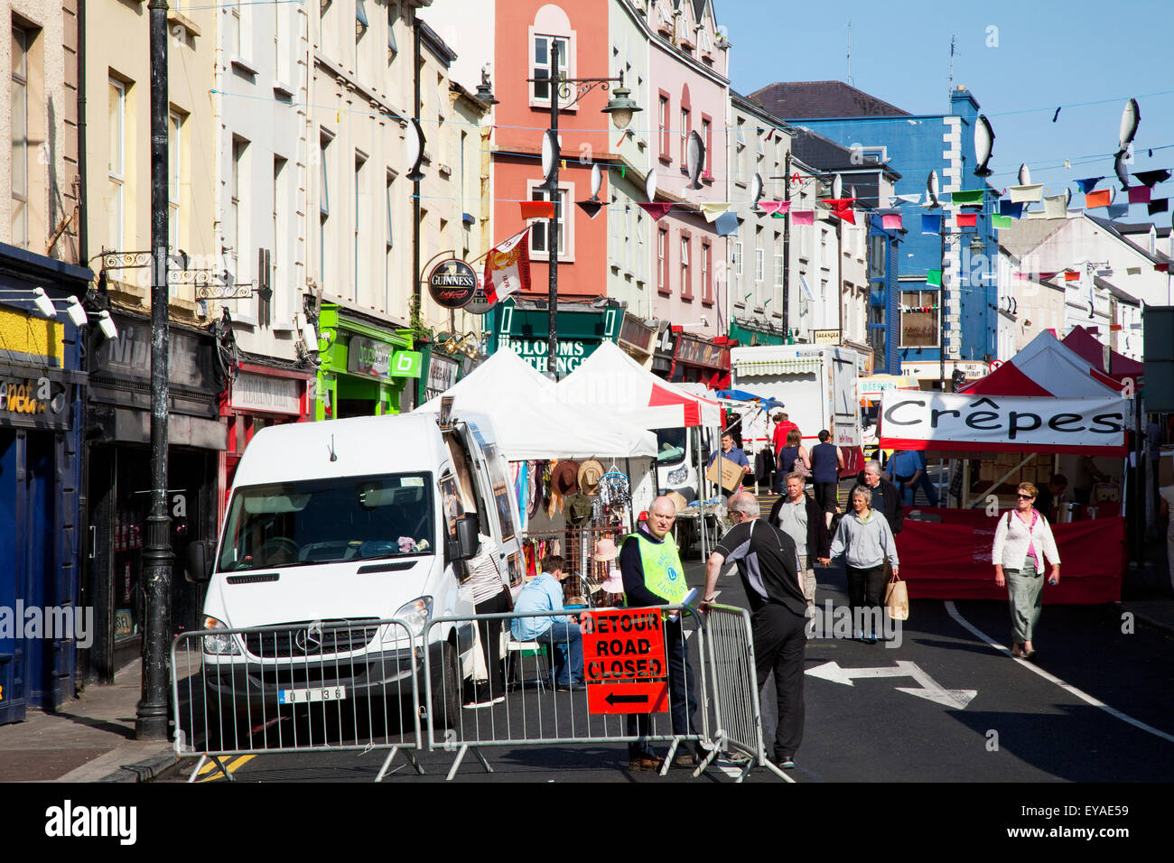 Straße gesperrt für das Lachs-Festival; Ballina County Mayo Irland Stockfoto