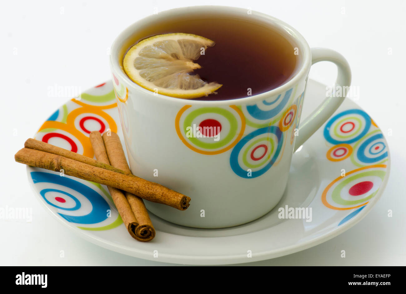 Tee in weiße Tasse mit Zimt isoliert auf weißem Hintergrund Stockfoto