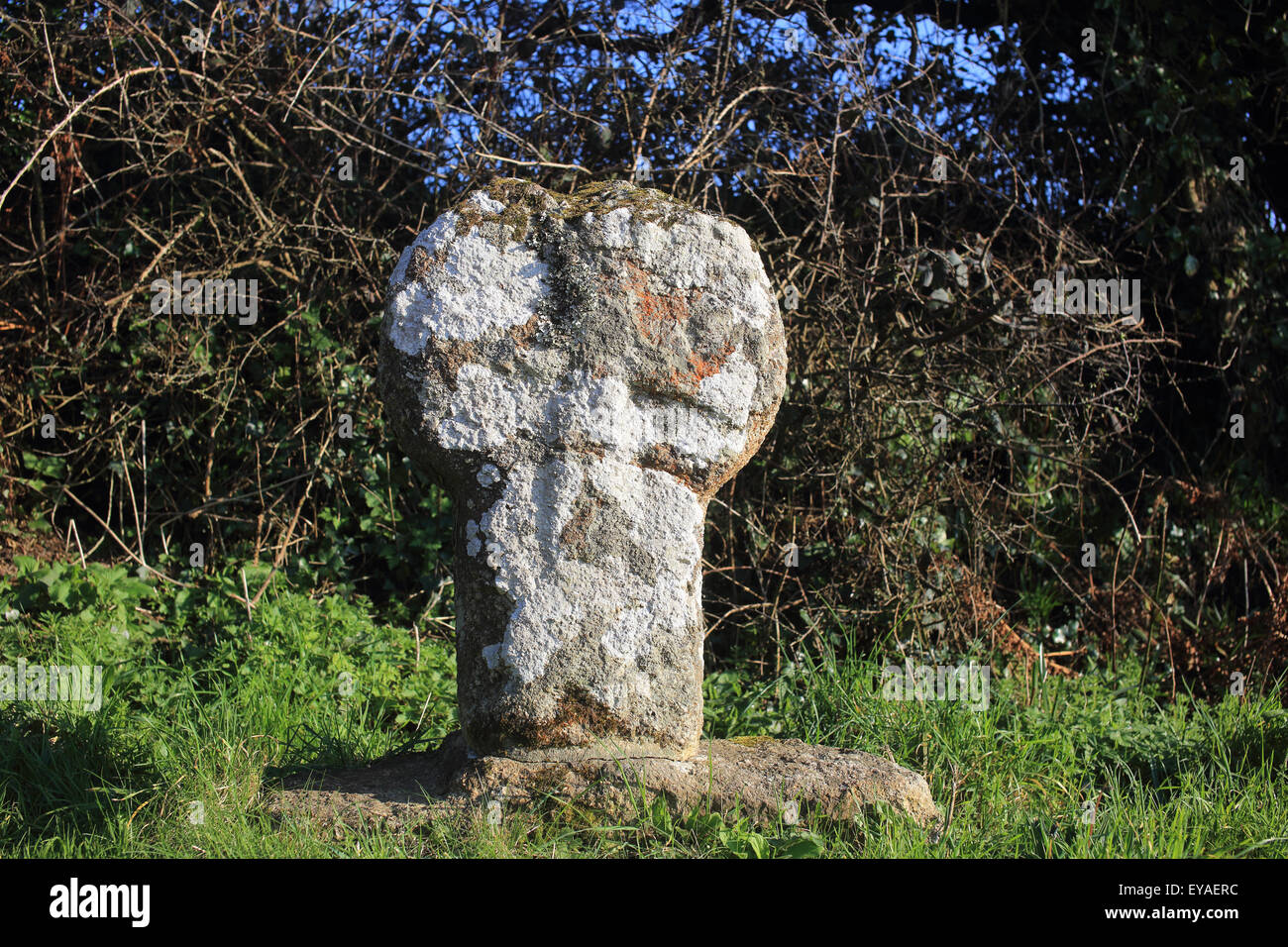 Eine alte Straße Kreuz geschnitzt in den lokalen Granit, Cornwall, England, UK. Stockfoto