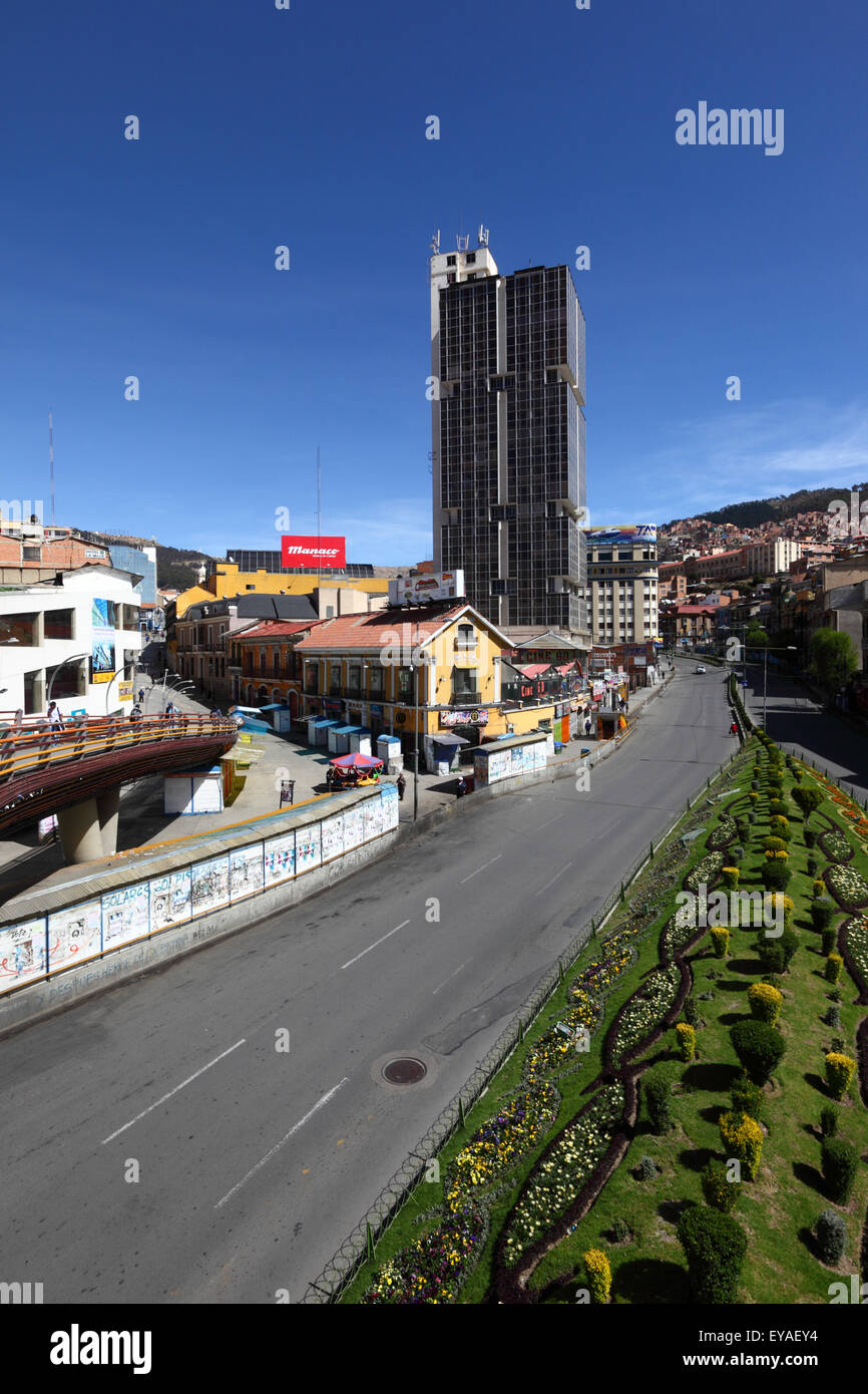 Leere Hauptstraße Mariscal Santa Cruz durch das Stadtzentrum während der Präsidentschaftswahlen 2014, weißes Gebäude des Mercado Lanza auf der LHS, La Paz, Bolivien Stockfoto