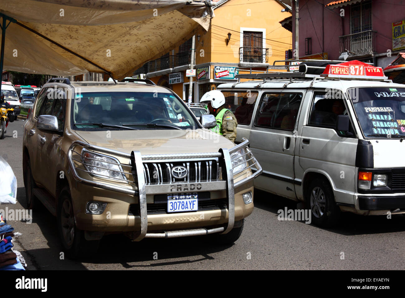 Verkehrspolizist spricht Fahrer, illegal, parkten, La Paz, Bolivien Stockfoto