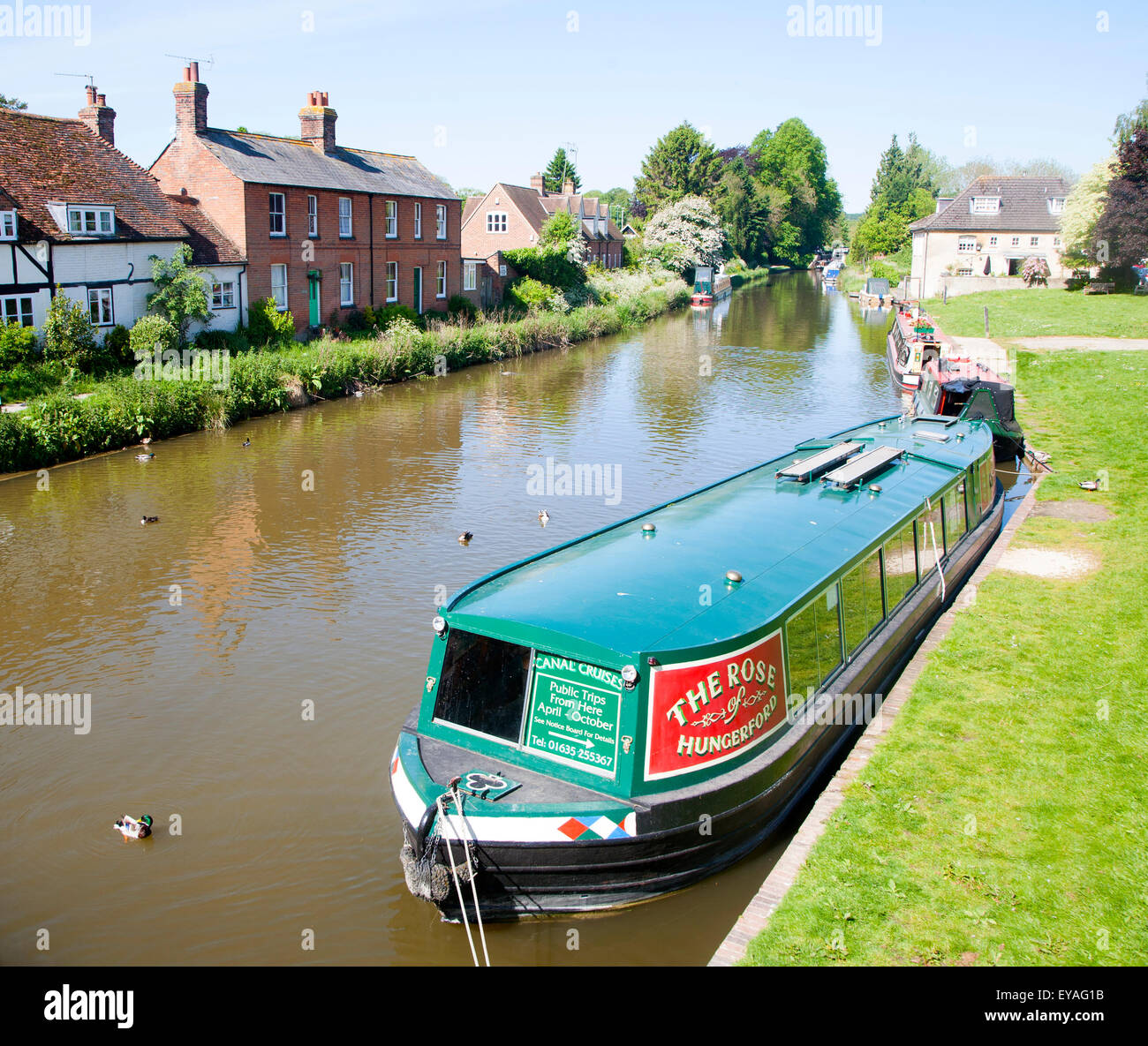 Die Rose Narrowboat festgemacht an der Kennet und Avon Kanal, Hungerford, Berkshire, England, UK Stockfoto