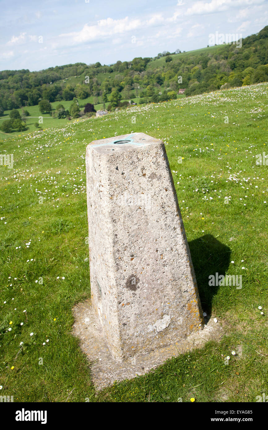 Konkrete Triangulation Säule auf Kreide Hügel Rübezahls Grab, in der Nähe von Oare, Wiltshire, England, UK Stockfoto