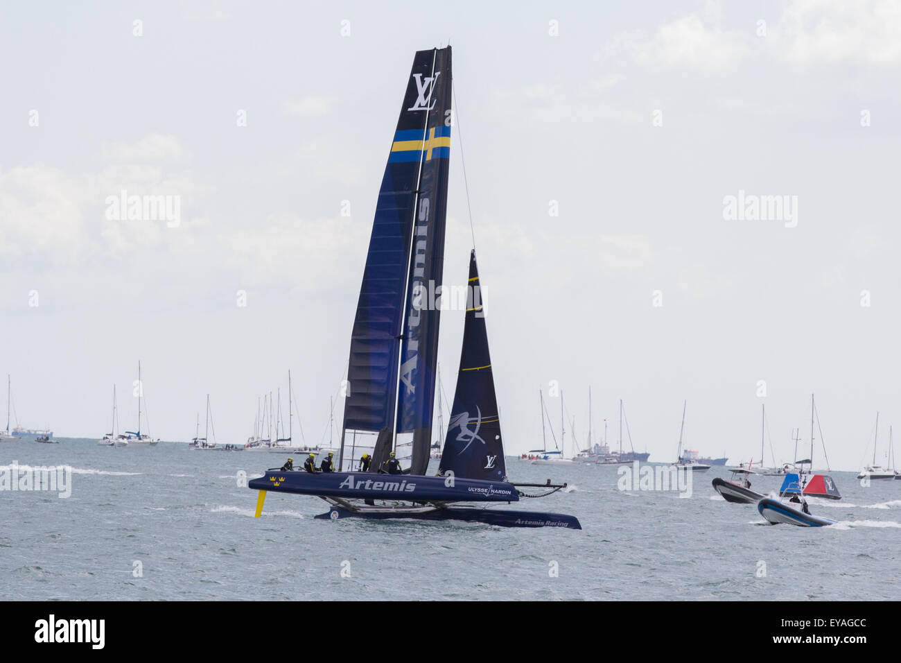 Portsmouth, UK 25. Juli 2015 Team Schweden vorbereiten für den ersten Louis Vuitton America Cup World Series offizielle Rennen in Portsmouth Credit: ALEX BAILEY/Alamy Live News Stockfoto