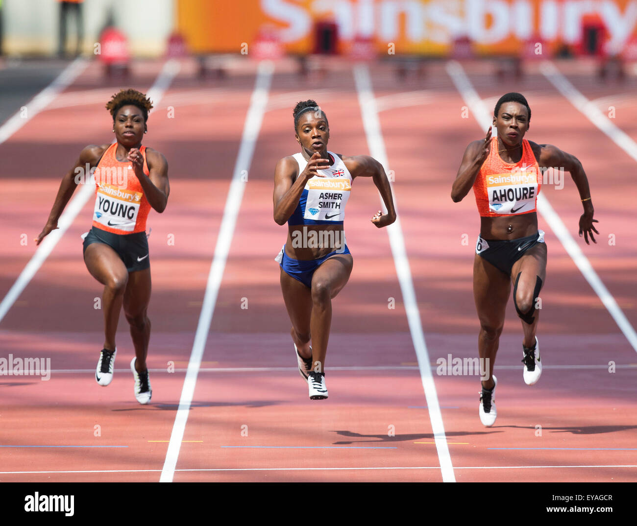 Queen Elizabeth Olympic Park, London, UK. 25. Juli 2015. Sainsburys Jubiläumsspiele.  Dina Asher-Smith (GBR) auf dem Weg zum Sieg in der Frauen 100 m Hitze A. Credit: Action Plus Sport Bilder/Alamy Live News Stockfoto