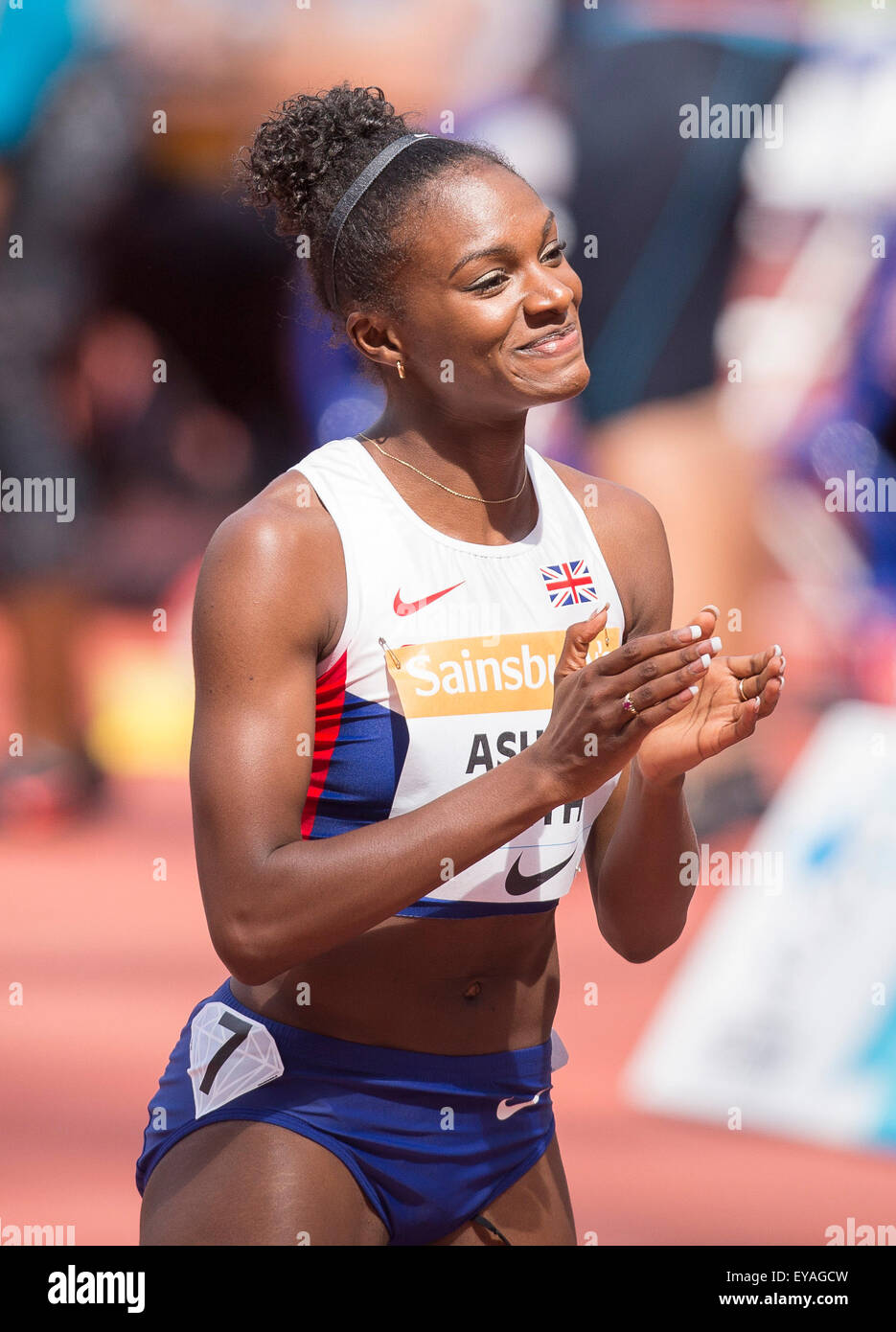 Queen Elizabeth Olympic Park, London, UK. 25. Juli 2015. Sainsburys Jubiläumsspiele.  Dina Asher-Smith (GBR) ist alles Lächeln nach dem Sieg im ersten Durchgang Damen 100m. Bildnachweis: Action Plus Sport Bilder/Alamy Live News Stockfoto