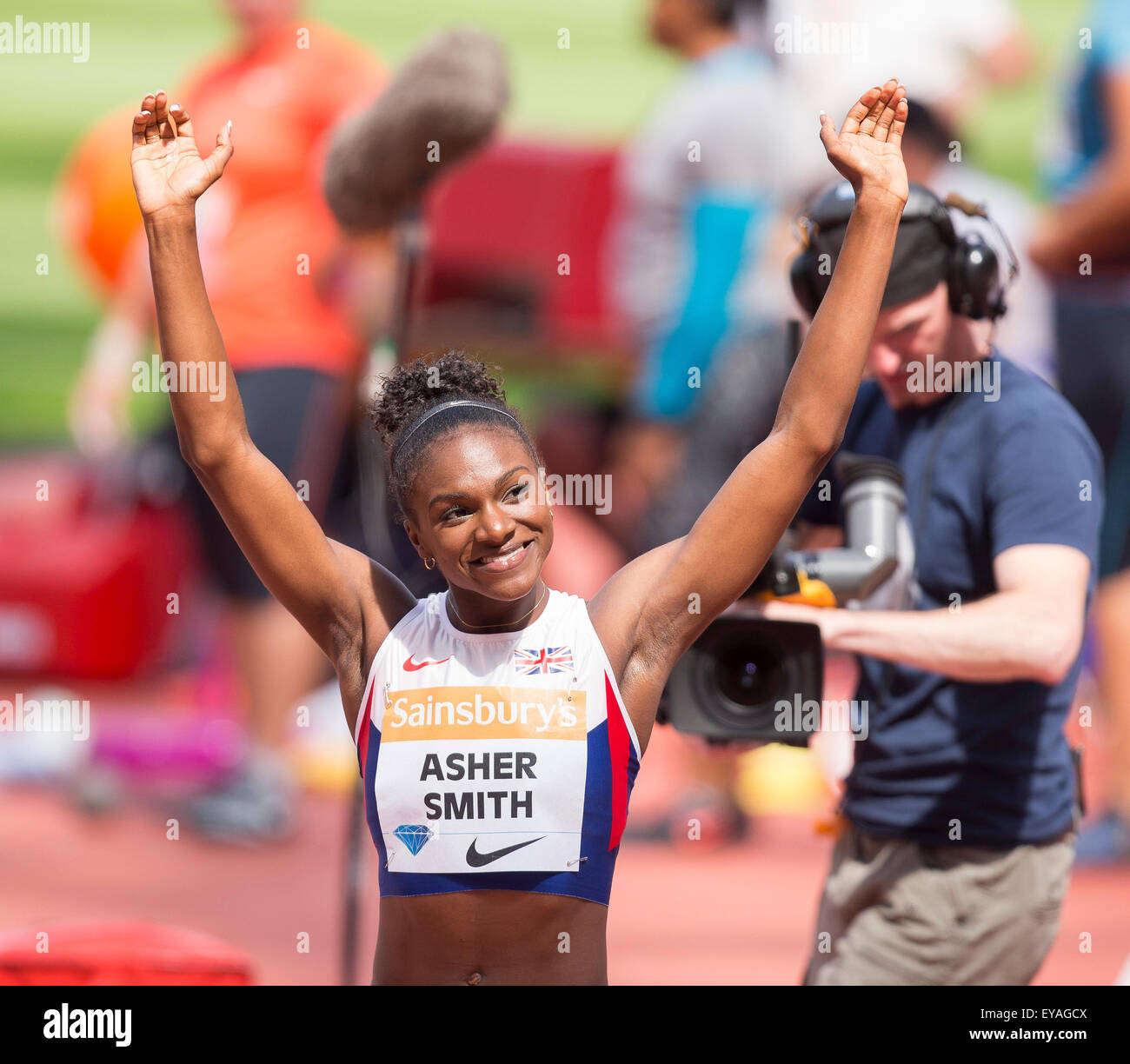 Queen Elizabeth Olympic Park, London, UK. 25. Juli 2015. Sainsburys Jubiläumsspiele.  Dina Asher-Smith (GBR) ist alles Lächeln nach dem Sieg im ersten Durchgang Damen 100m. Bildnachweis: Action Plus Sport Bilder/Alamy Live News Stockfoto