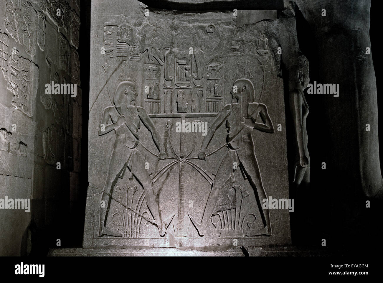 Luxor, Ägypten. Tempel von Luxor (Ipet Resyt): die Basis der riesigen Statue von König Ramses II. der große bei Nacht Stockfoto