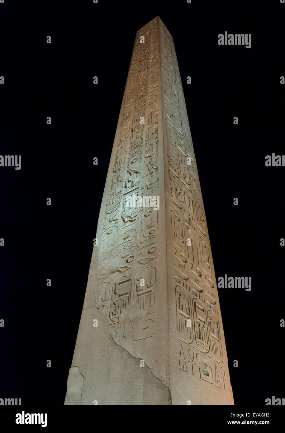 Luxor, Ägypten. Tempel von Luxor (Ipet Resyt): der Obelisk des Königs Ramses II bei Nacht Stockfoto
