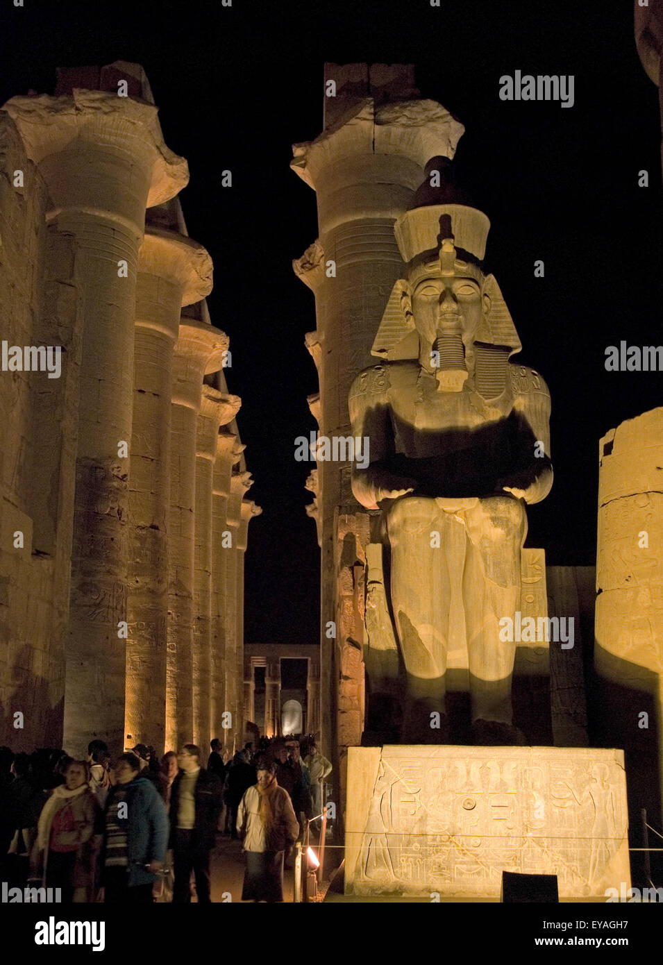 Luxor, Ägypten. Tempel von Luxor (Ipet Resyt): große Statue von König Ramses II (1303-1212 v. Chr.) und der Kolonnade Amenophis III Stockfoto