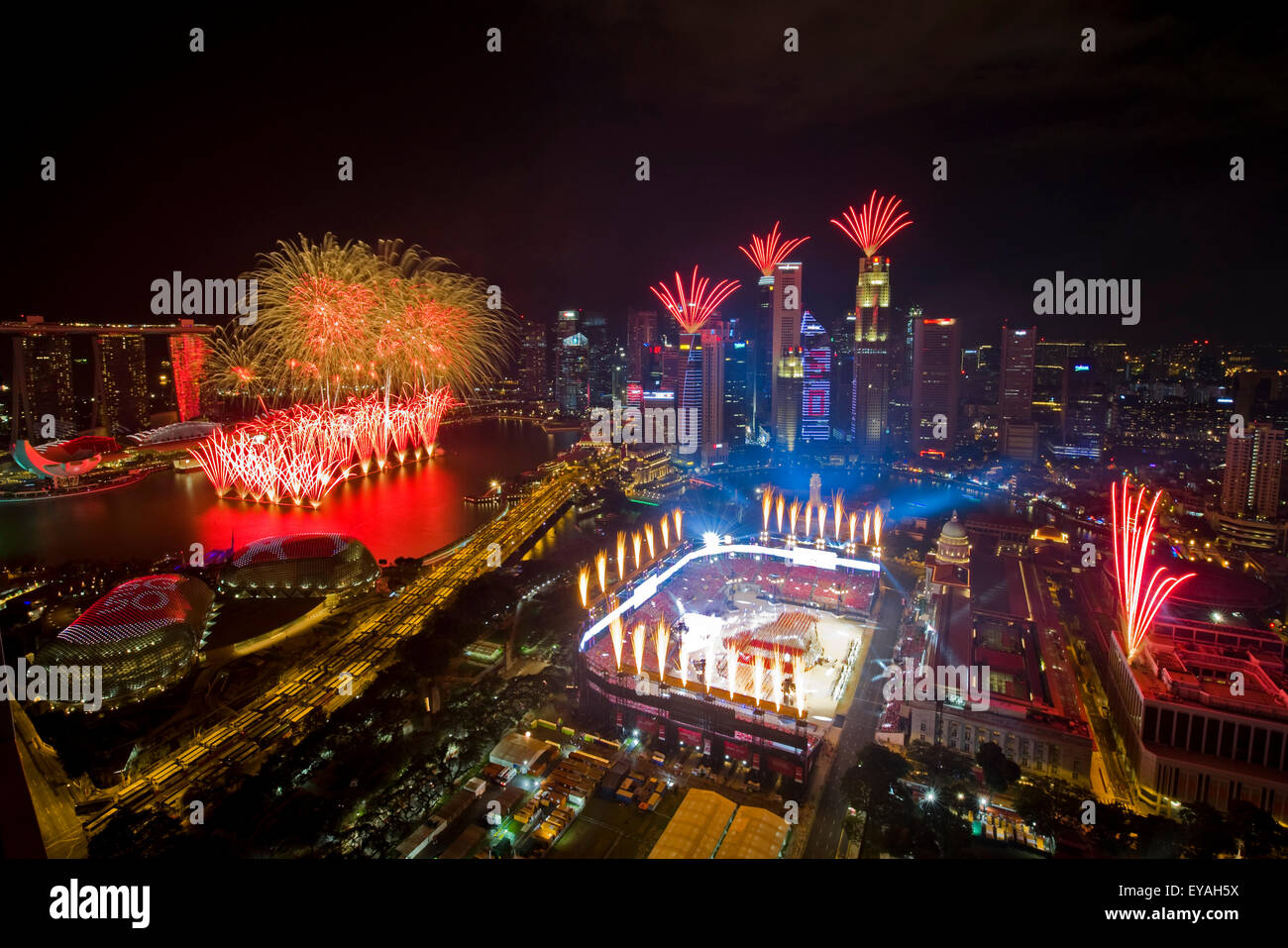 Singapur. 25. Juli 2015. Feuerwerk leuchten am Himmel über dem Padang während der National Education-Feierlichkeiten im alten Parlamentsgebäude von Singapur am 25. Juli 2015. Singapur statt der 3. nationalen Bildungsaktivitäten im Rahmen der Aufbau bis 9. August National Day Parade feiern am Samstag. Bildnachweis: Dann Chih Wey/Xinhua/Alamy Live News Stockfoto