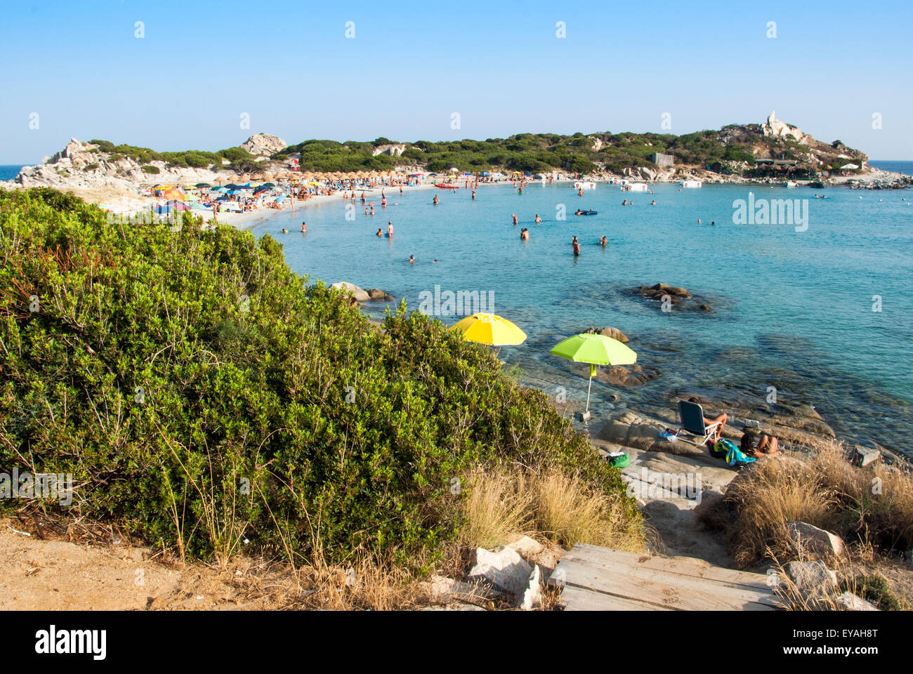 Sommerszene mit unbekannten Menschen in den weißen Strand und blaues Meer in Villasimius (Sardinien) im Juli Stockfoto