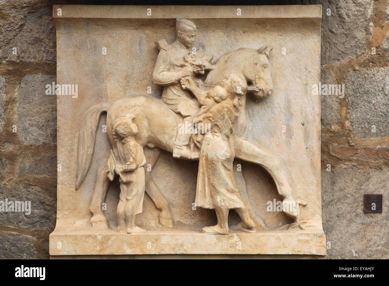 Kalkstein Relief "Dorf am 9. Mai 1945" (1950). tschechischer Bildhauer Ladislav Picha im Süden Westböhmische Galerie, Hluboka nad Vltavou, Südböhmen, Tschechien angezeigt. Der Kalkstein Relief im sozialistischen Stil realistisch zeigt tschechoslowakischen Dorfbewohner erfreut ein Kavallerist der Roten Armee am 9. Mai 1945. Stockfoto