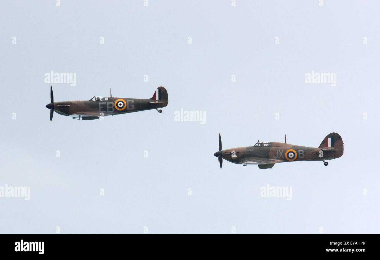 Sunderland, UK 25. Juli 2015. Battle of Britain Memorial Flight Kampfflugzeuge Spitfire und Hurricane fliegen gemeinsam bei Roker, Sunderland Air Show. (c) Washington Imaging/Alamy Live-Nachrichten Stockfoto