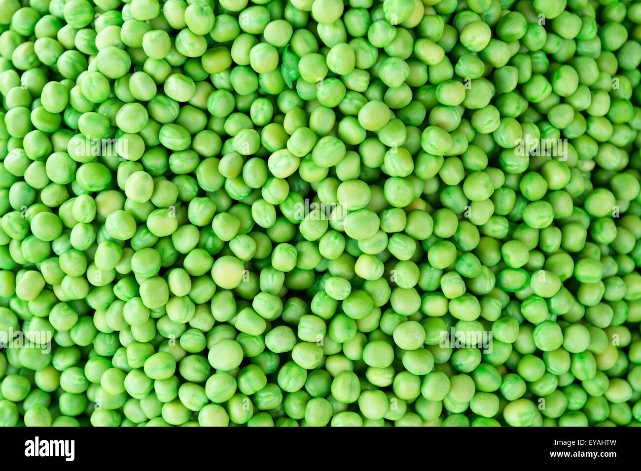 Haufen von frische grüne Erbsen auf dem Display an der Devaraja-outdoor-Markt in Indien Stockfoto