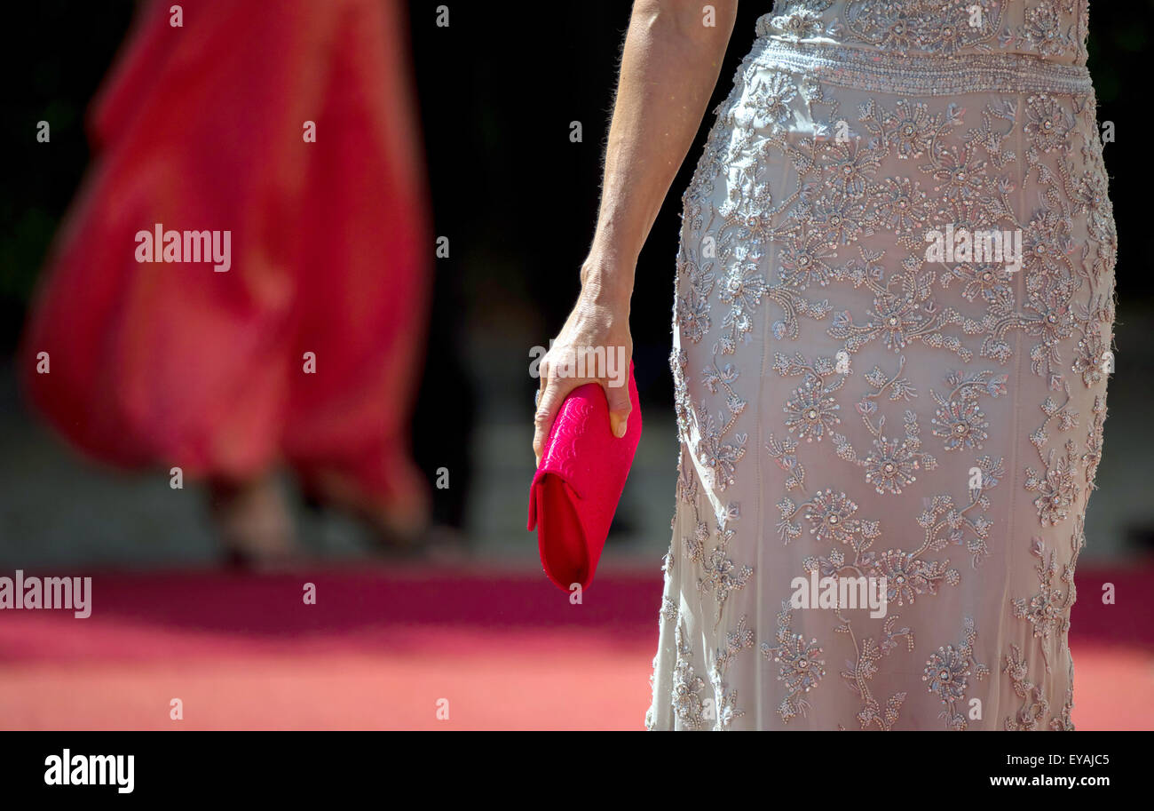 Bayreuth, Deutschland. 25. Juli 2015. Österreichische Sopranistin Eva Lind Kleid und Handtasche als sie für die Eröffnung der 104. Bayreuther Festspiele in Bayreuth, Deutschland, 25. Juli 2015 ankommt. Das Richard Wagner Festival dauert bis zum 28. August. Foto: NICOLAS ARMER/DPA/Alamy Live-Nachrichten Stockfoto