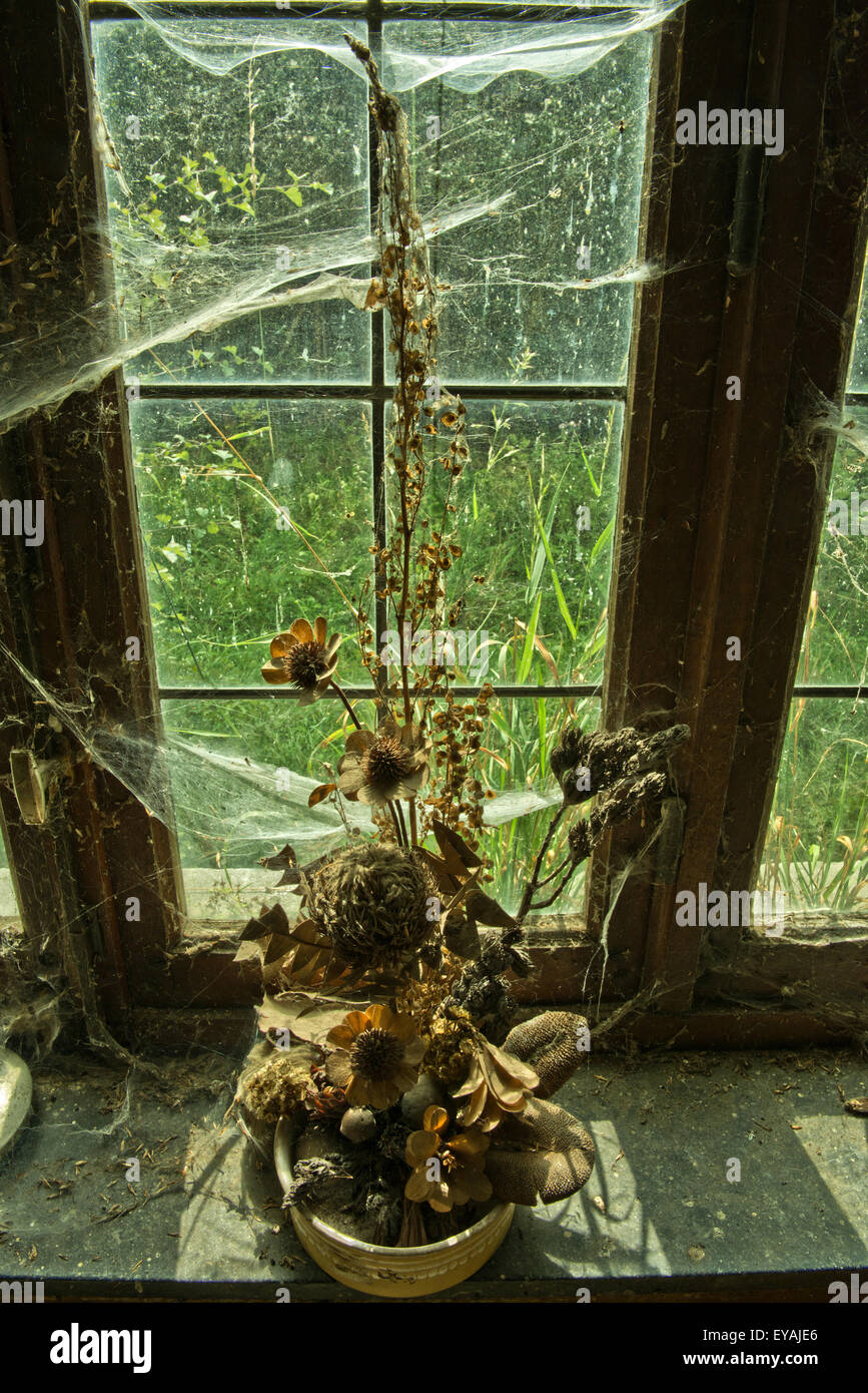 Urban Explorer von einem verlassenen Gehöft in Belgien, immer noch die meisten seiner Funktionen und Möbel hat. Stockfoto