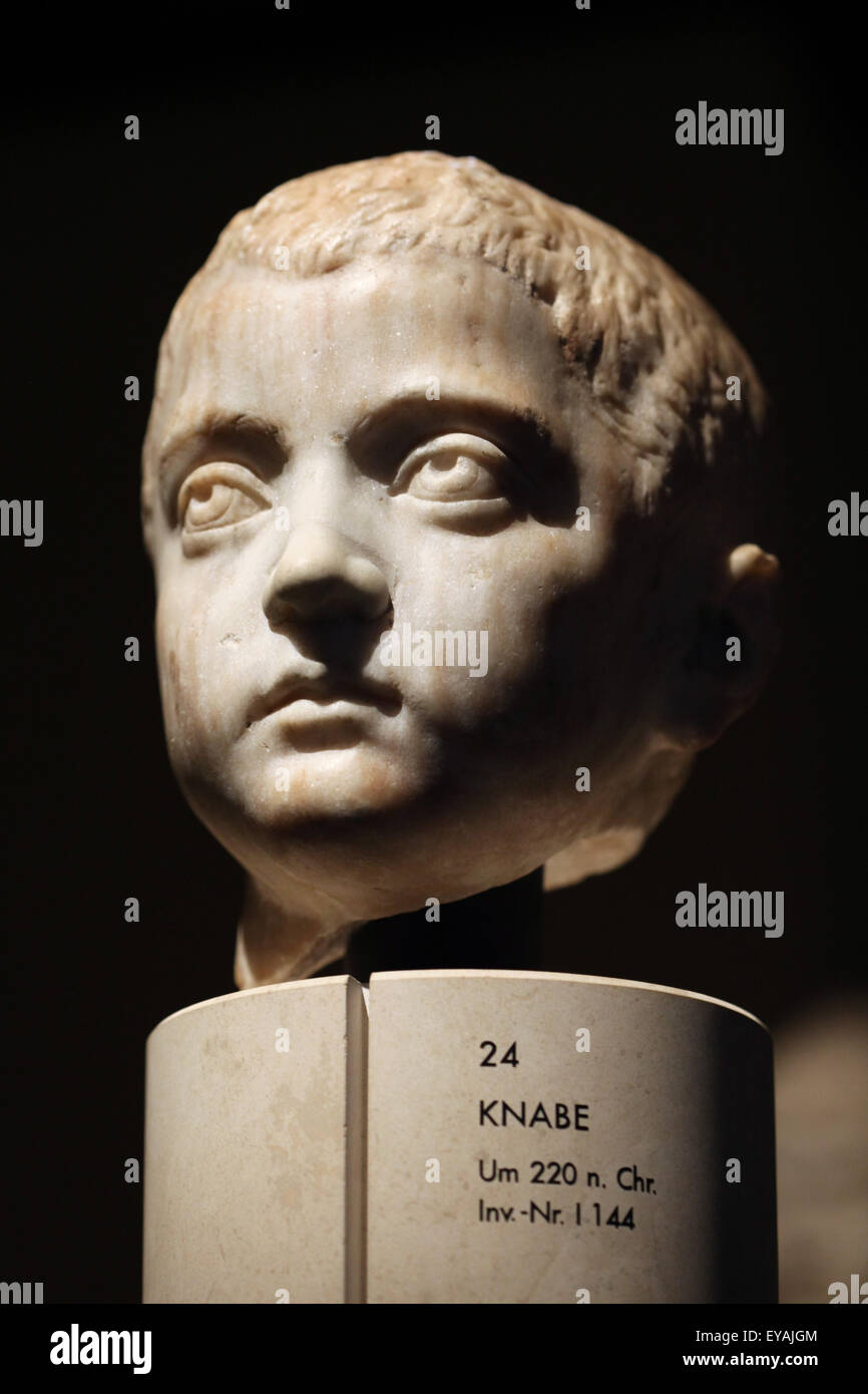 Kopf eines Jungen. Römische Marmorbüste aus Überfluss 220 n. Chr. Kunsthistorisches Museum, Wien, Österreich. Stockfoto