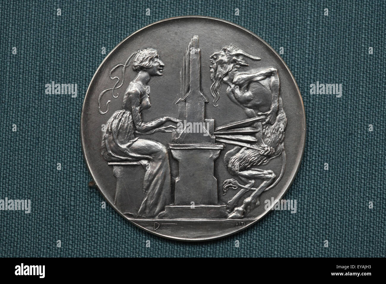 Organist und Teufel. Jugendstil-Medaille, gestaltet vom deutschen Medaille Stecher Maximilian Dasio, 1906. Kunsthistorisches Museum, Wien, Österreich. Stockfoto
