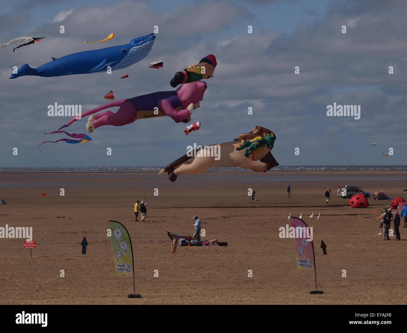 St. Annes, Lancashire, UK, Juli 2015.  Drachen fliegen in Formation über Strand bei St. Annes kite Festival. am Wochenende. Stockfoto