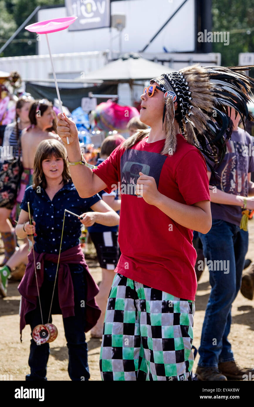 Atmosphäre beim WOMAD (World of Music, Arts and Dance) Festival in Charlton Park auf 25.07.2015 bei Charlton Park, Malmesbury.  Eine Jugend in einen Kopfschmuck Praktiken drehenden Platten. Bild von Julie Edwards/Alamy Live-Nachrichten Stockfoto