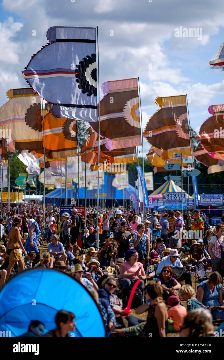Charlton Park, Wiltshire, UK. 25. Juli 2015. Atmosphäre beim WOMAD (World of Music, Arts and Dance) Festival in Charlton Park auf 25.07.2015 bei Charlton Park, Malmesbury.  Menschenmassen unter den Fahnen in der Sonne. Bild von Julie Edwards/Alamy Live-Nachrichten Stockfoto