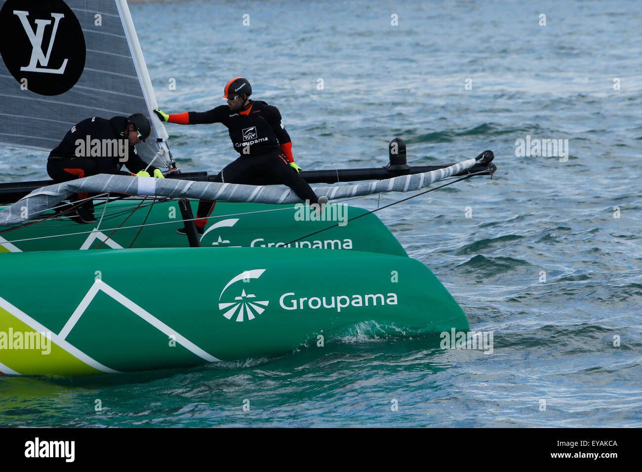 Portsmouth, UK. 25. Juli 2015. Besatzung der französischen Groupama Team vorbereiten, bevor sie in das erste offizielle Rennen der 35. America Cup World Series Rennen in Portsmouth in Hampshire, UK Samstag, 25. Juli 2015 antreten. 2015 Portsmouth Rennen von den Louis Vuitton America Cup World Series zählt zu den Qualifikanten und Playoffs, welche den Herausforderer, gegen den Titel Inhaber Oracle Team USA im Jahr 2017 zu konkurrieren. Bildnachweis: Luke MacGregor/Alamy Live-Nachrichten Stockfoto