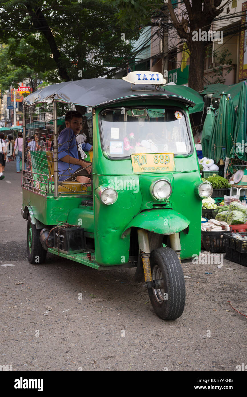 BANGKOK, THAILAND - 27. Oktober 2014: Thai Tuk-Tuk steht geparkt auf eine Gasse in der Nähe der belebten Obst- und Gemüsemarkt. Stockfoto
