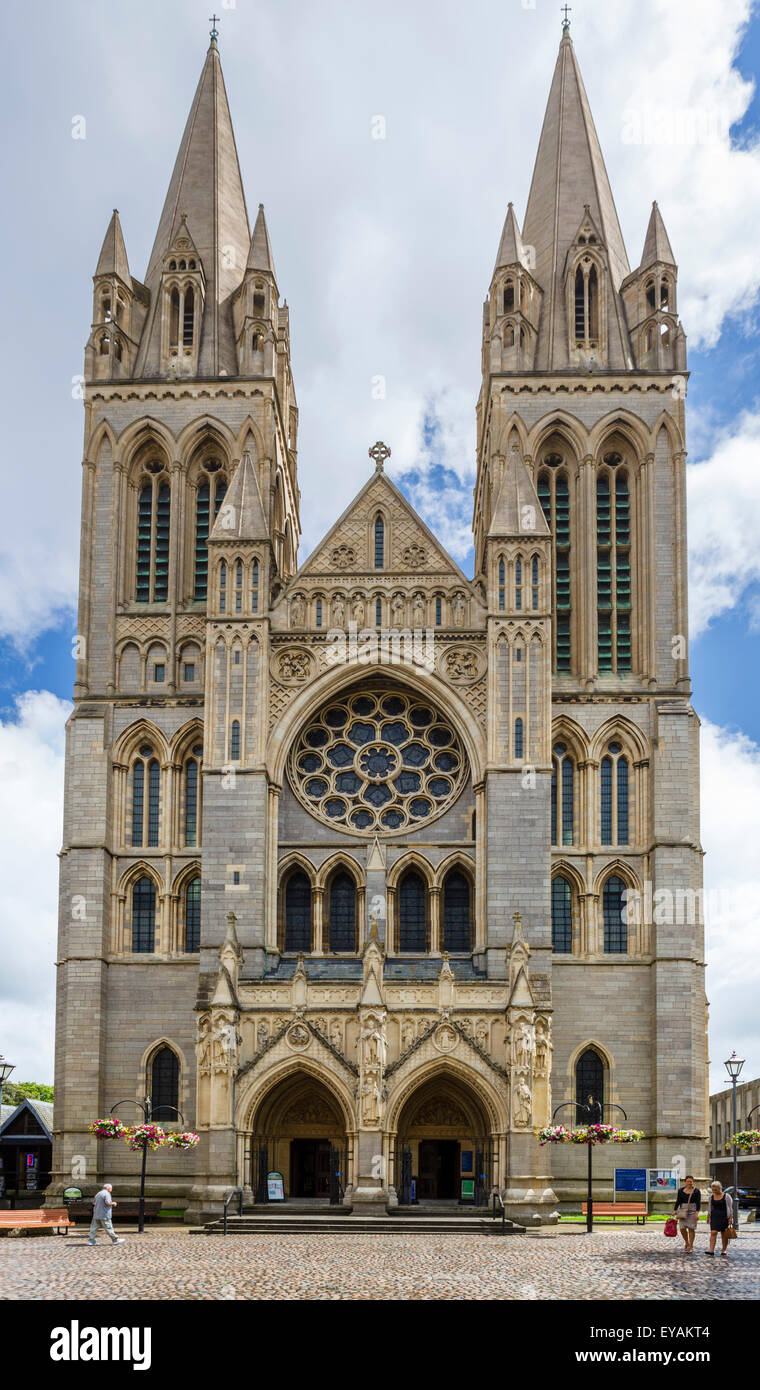 Die Kathedrale der Heiligen Jungfrau Maria gesehen vom hohen Kreuz, Truro, Cornwall, England, UK Stockfoto